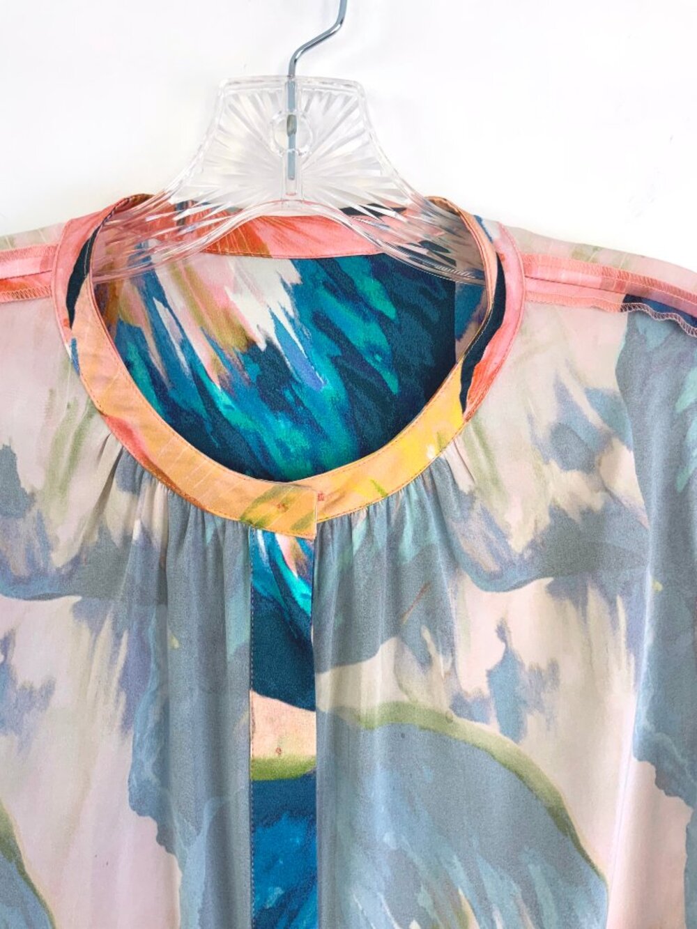 New St. John Collection Silk Floral Watercolor Blue Pink Blouse Sz 8 - Picture 13 of 16